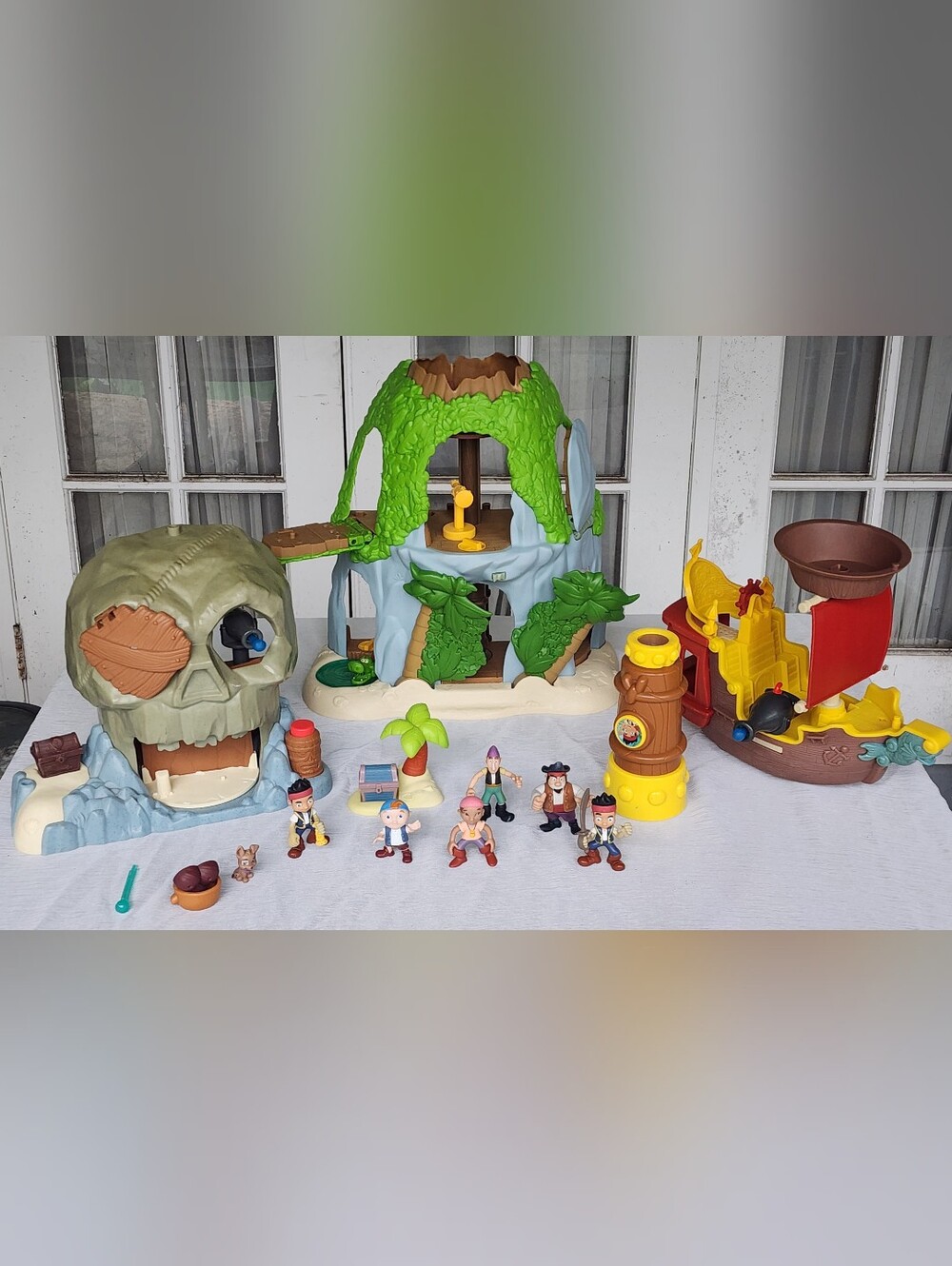 Disney's Jake And The Neverland Pirates Lot, Skull Island, Tiki Hideout & More